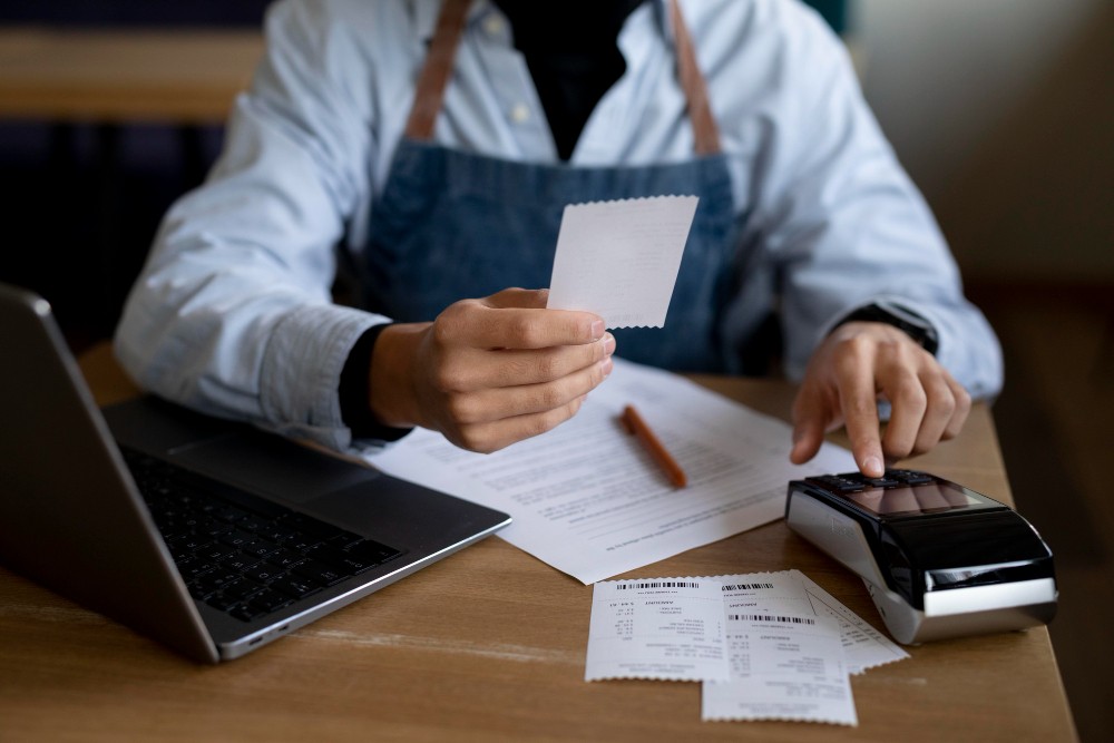 um homem aprendendo a como fazer a nota fiscal avulsa prefeitura e como emitir
