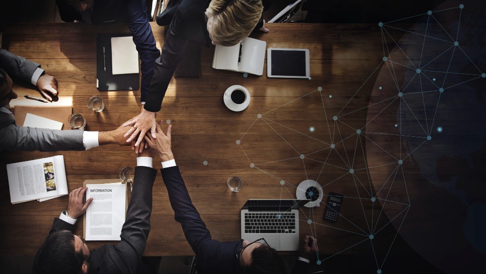 uma imagem que remete a reunião de pessoas em uma sociedade empresarial