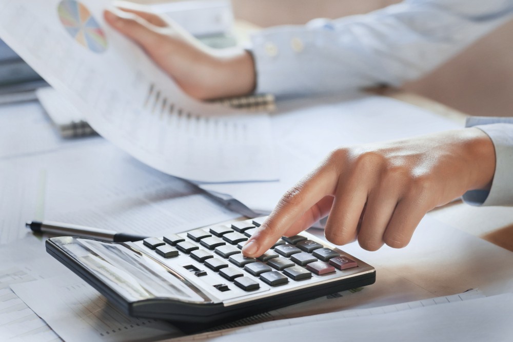 uma pessoa pesquisando sobre lucro presumido o que é, e buscando os dados da empresa para calcular em sua calculadora