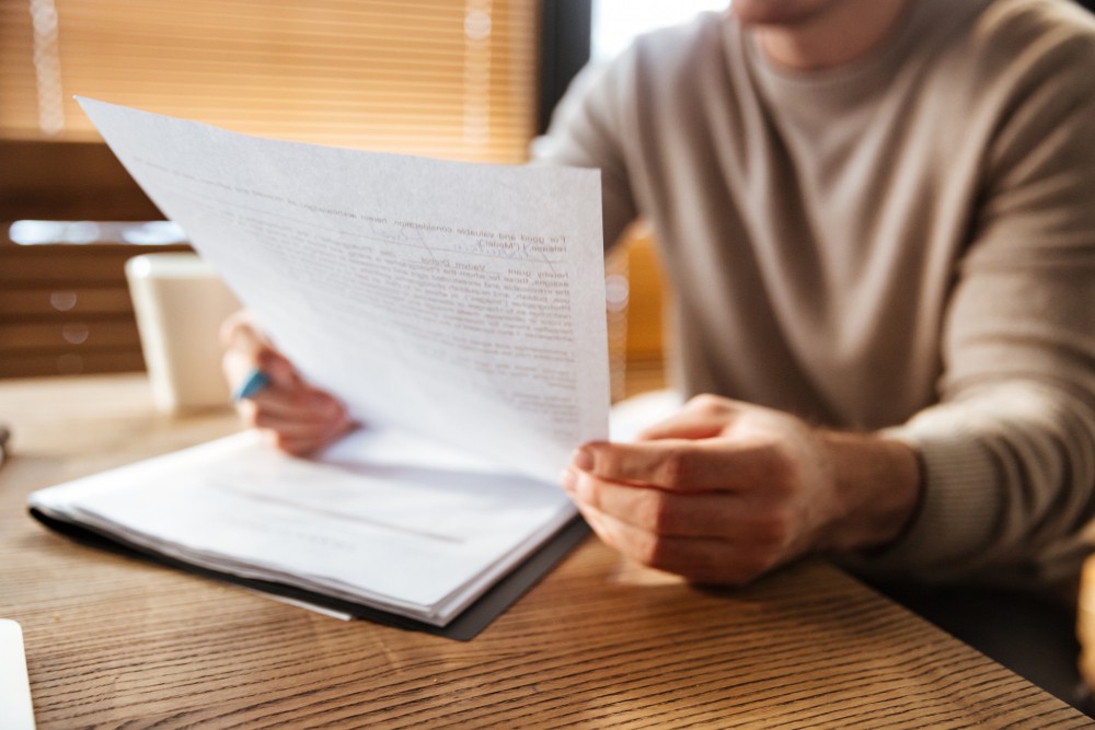 homem-com-documento-na-mao-falando-sobre-decore-para-autonomos-o-que-e-onde-fazer-quanto-custa-e-como-a-lage-contabilidade-pode-te-ajudar