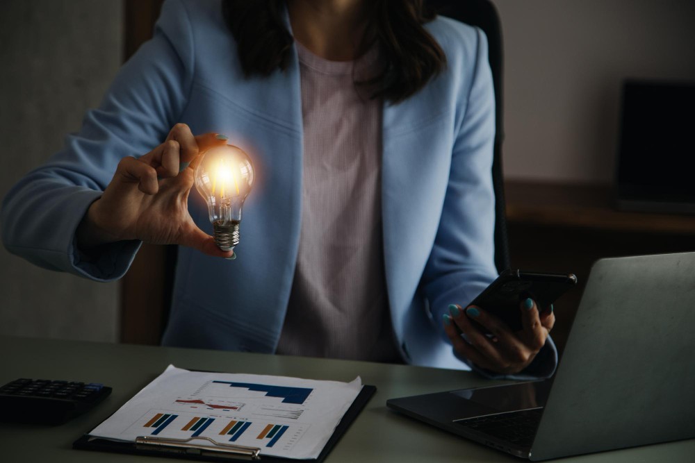 homem-com-uma-lampada-acesa-pensando-como-escolher-nome-de-empresa