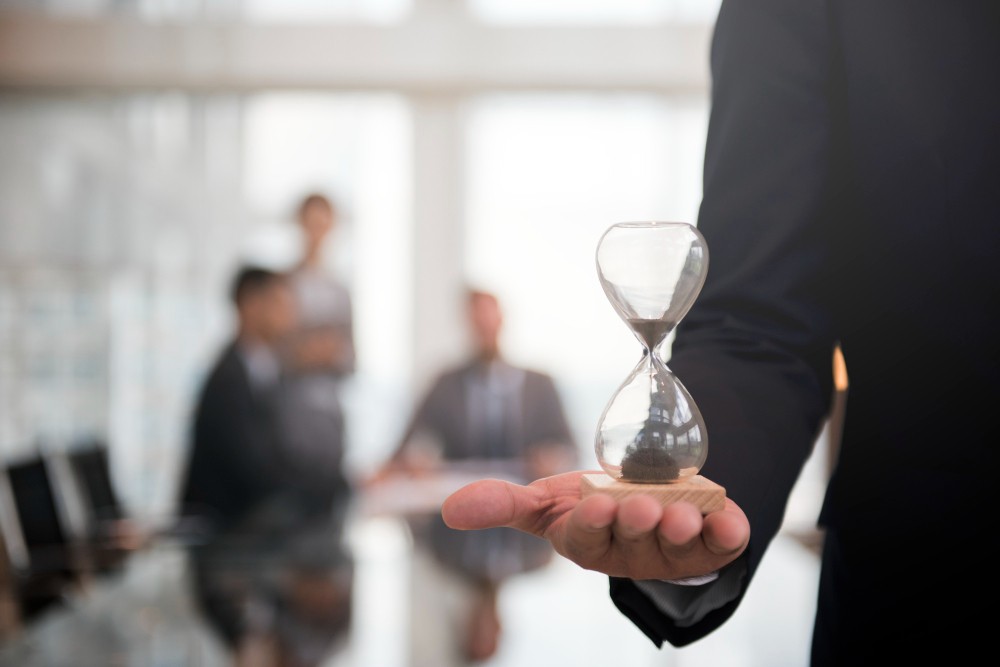 homem-segurando-ampulheta-enquanto-conta-o-tempo-em-escala-24x24-lage-contabilidade